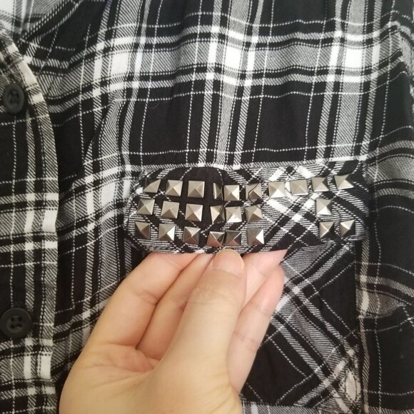 Torrid Black White Plaid Studded Camp Shirt Sz 00 - Picture 11 of 15
